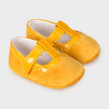 Παπούτσια Yellow Αγκαλιάς Βελούδο Λουστρίνι Mayoral